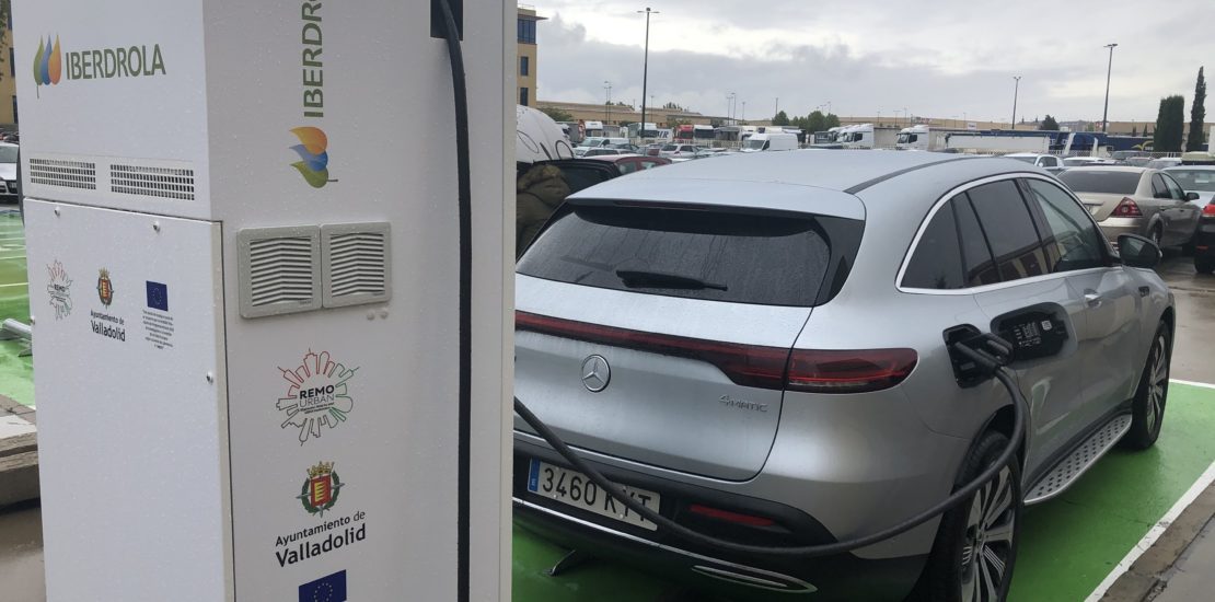 vehículo eléctrico punto carga