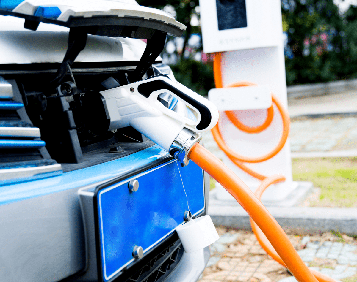 Solo el 36% de puntos de carga de vehículo eléctrico está en zonas rurales o carreteras principales
