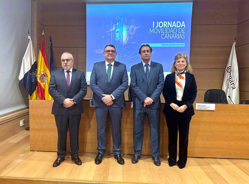 De izquierda a derecha: José Cristóbal García, vicepresidente de la Confederación Canaria de Empresarios; Manuel Sánchez, presidente de la Comisión de Movilidad en la Cámara de Comercio de Gran Canaria; Luis Padrón, presidente de la Cámara de Comercio de Gran Canaria; Marta Blázquez, vicepresidenta ejecutiva de Faconauto.