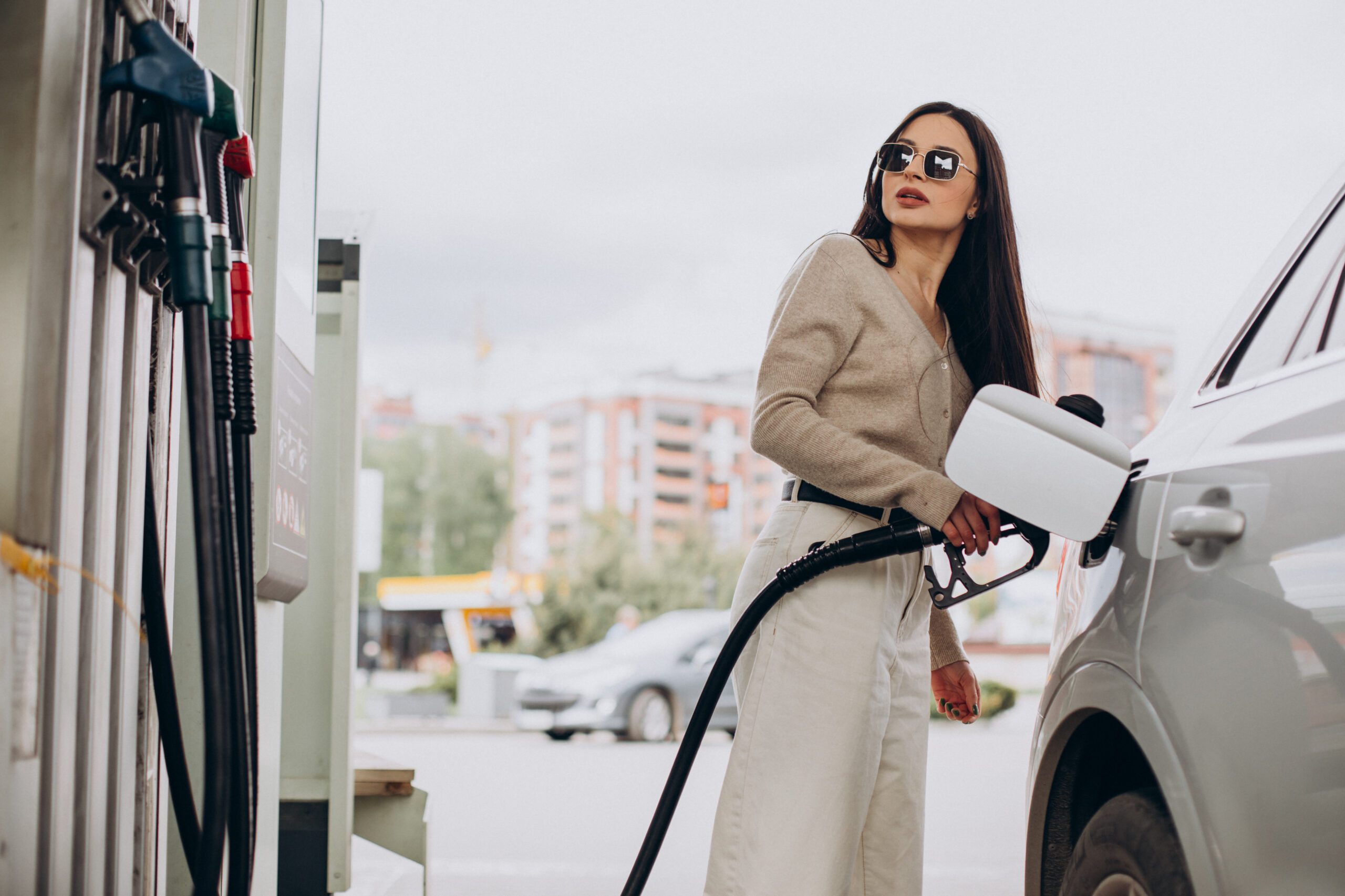 Mujer repostando gasolina.