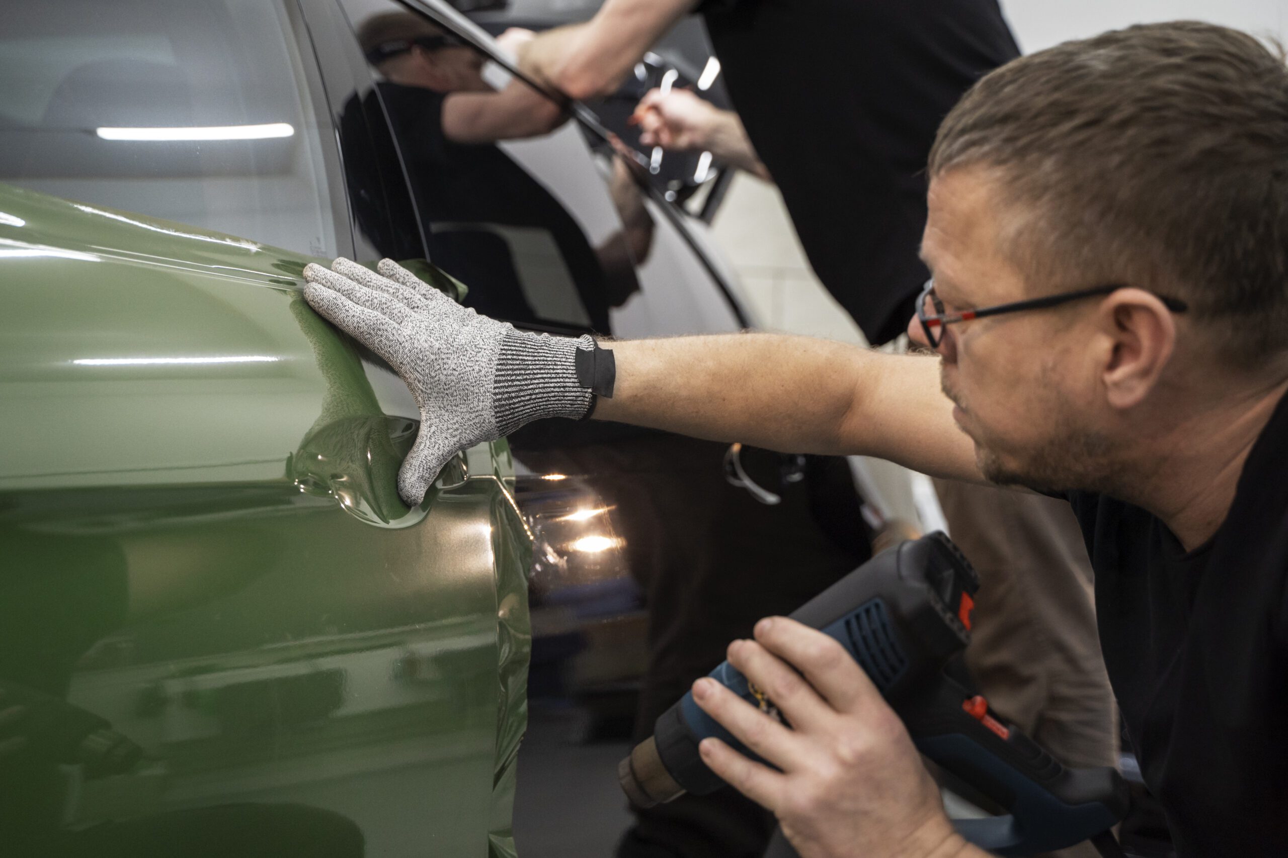 Hombre posventa coche taller