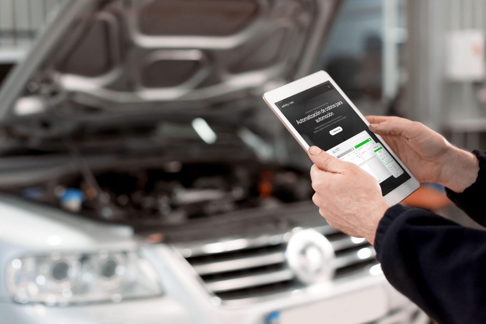 Una persona consultando la plataforma de Aufinity